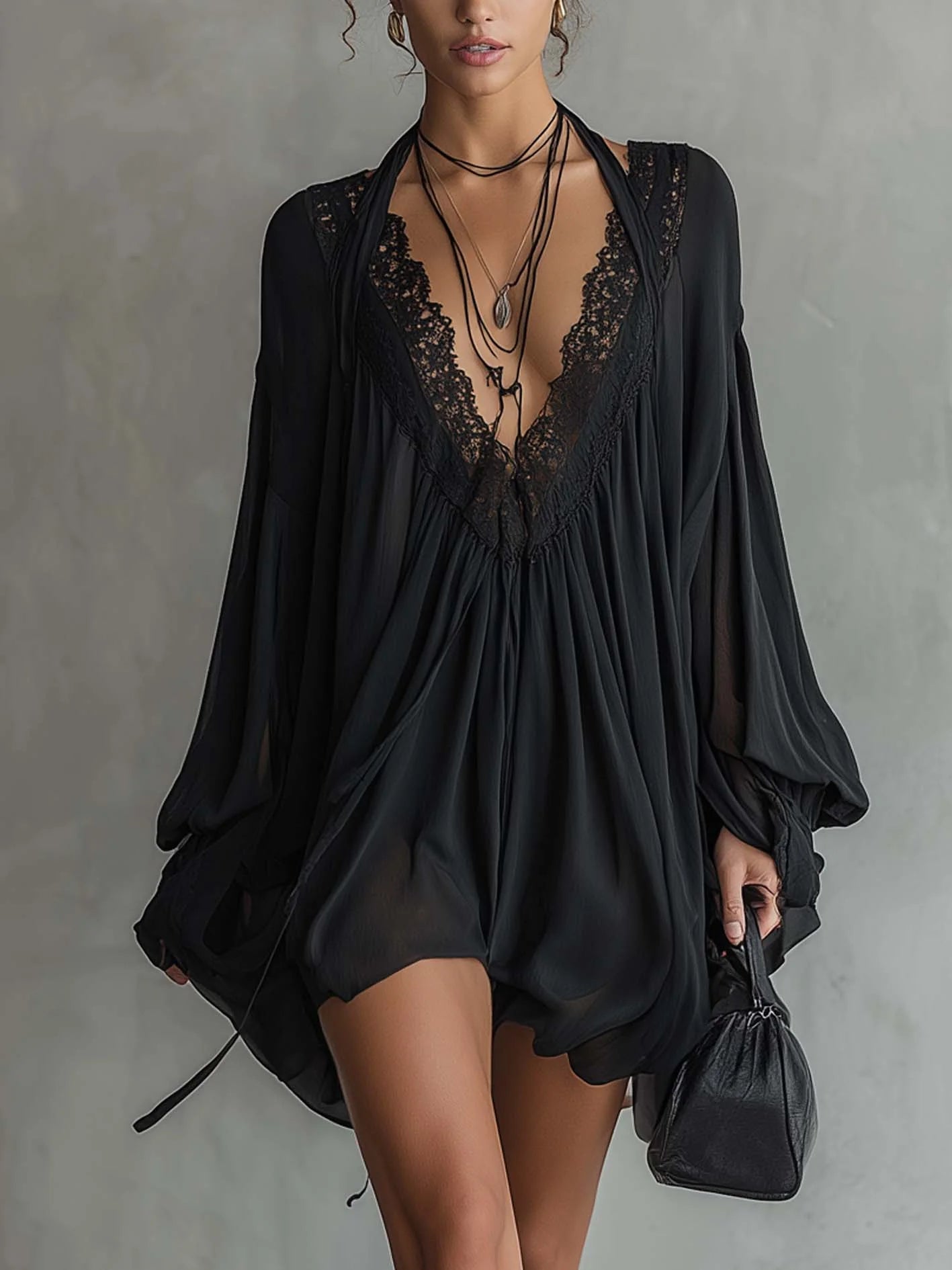 Mini Vestido de Chiffon Negro Halter con Escote de Encaje