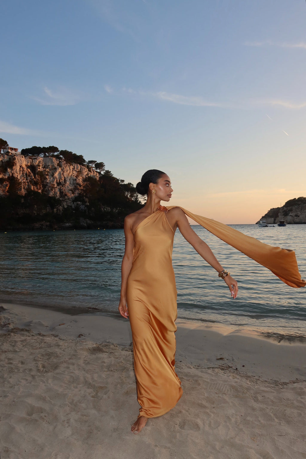 VESTIDO LARGO DORADO CON APLICACIÓN EN EL HOMBRO