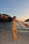 VESTIDO LARGO DORADO CON APLICACIÓN EN EL HOMBRO