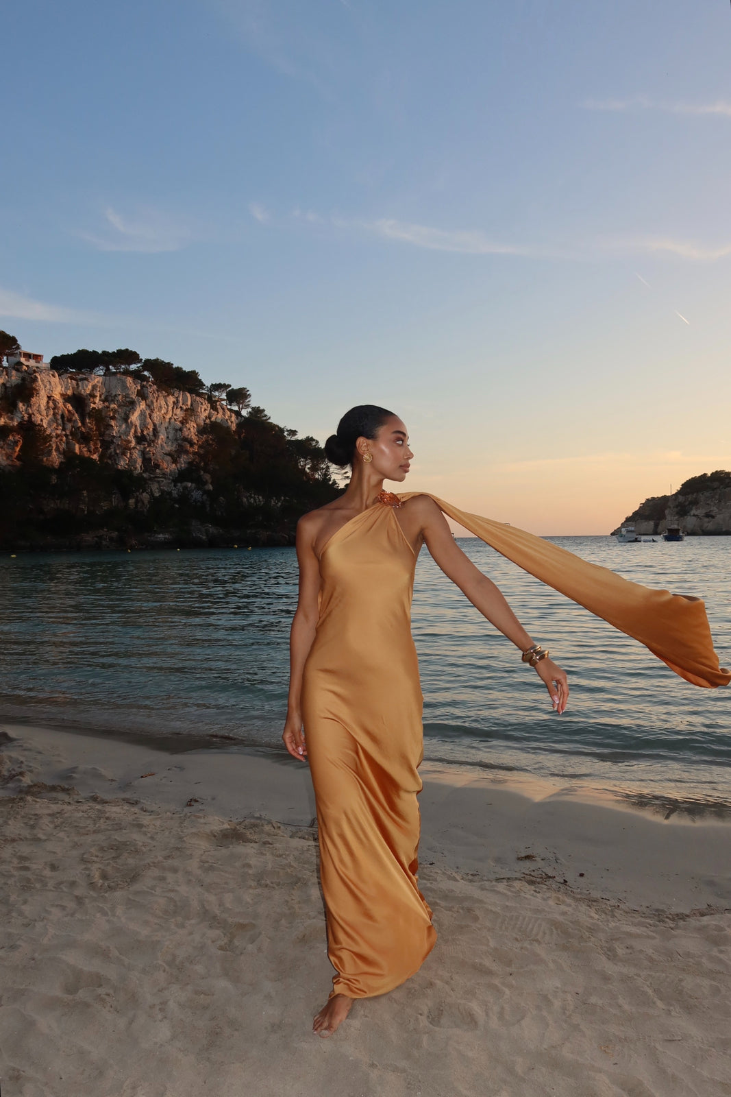 VESTIDO LARGO DORADO CON APLICACIÓN EN EL HOMBRO
