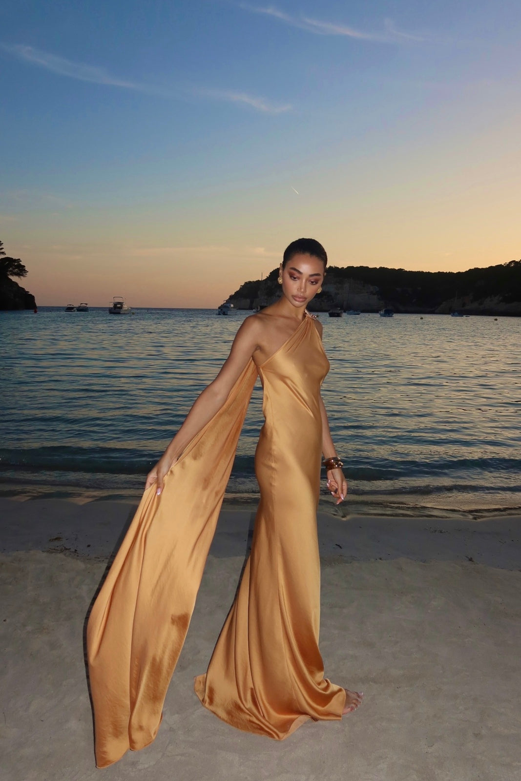 VESTIDO LARGO DORADO CON APLICACIÓN EN EL HOMBRO