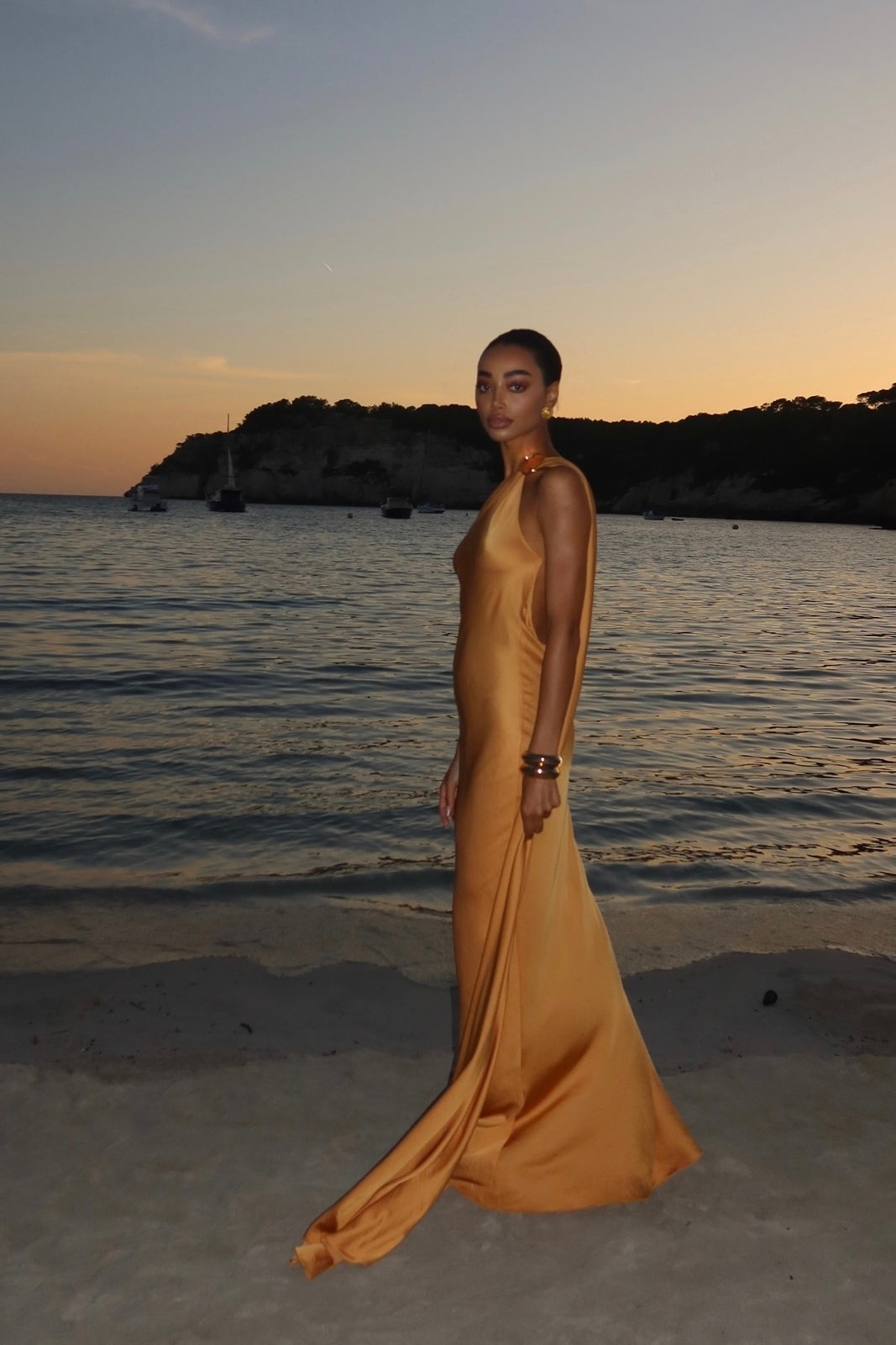 VESTIDO LARGO DORADO CON APLICACIÓN EN EL HOMBRO