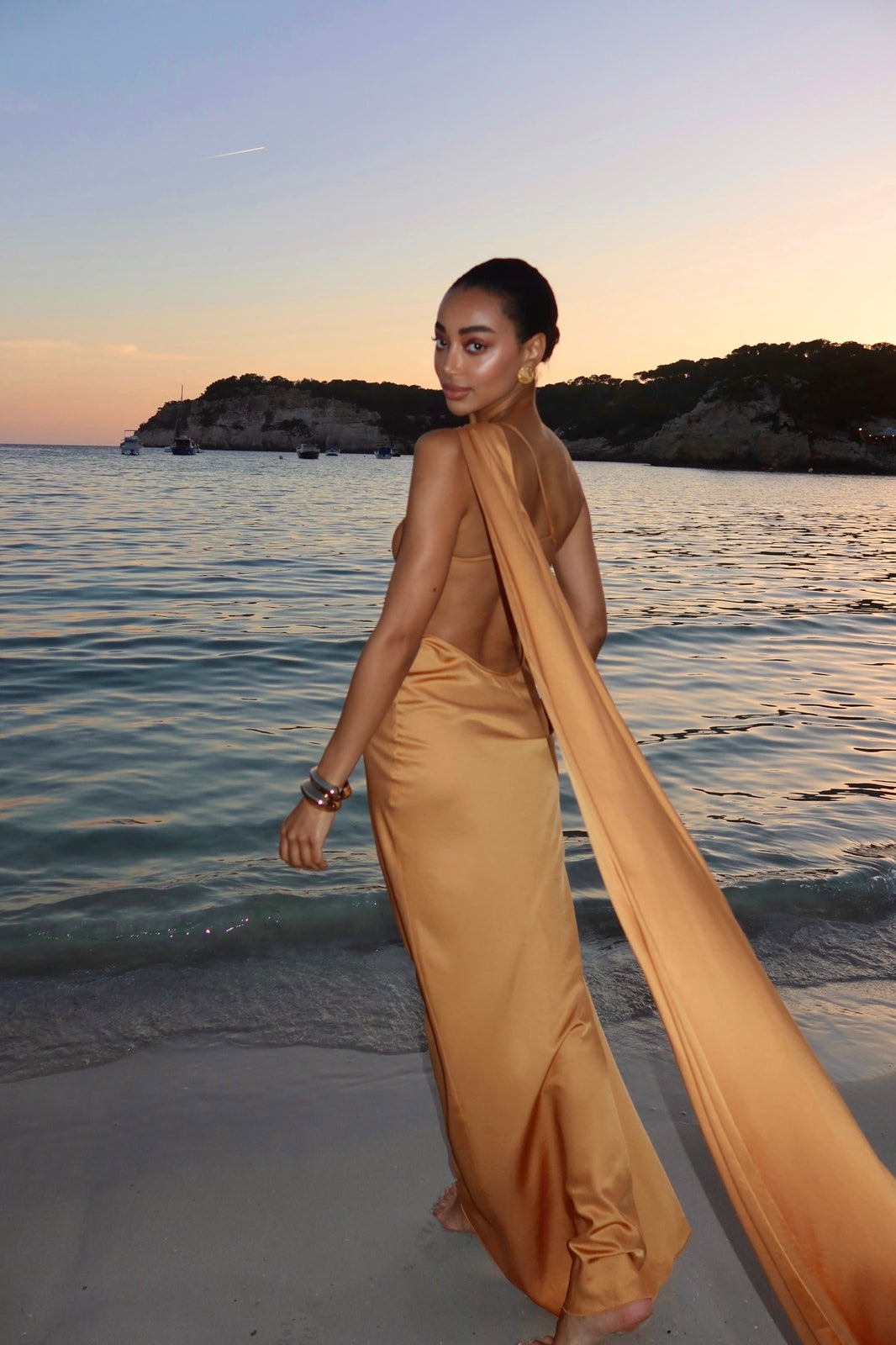 VESTIDO LARGO DORADO CON APLICACIÓN EN EL HOMBRO