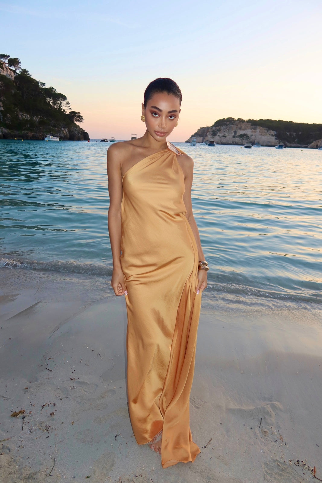 VESTIDO LARGO DORADO CON APLICACIÓN EN EL HOMBRO