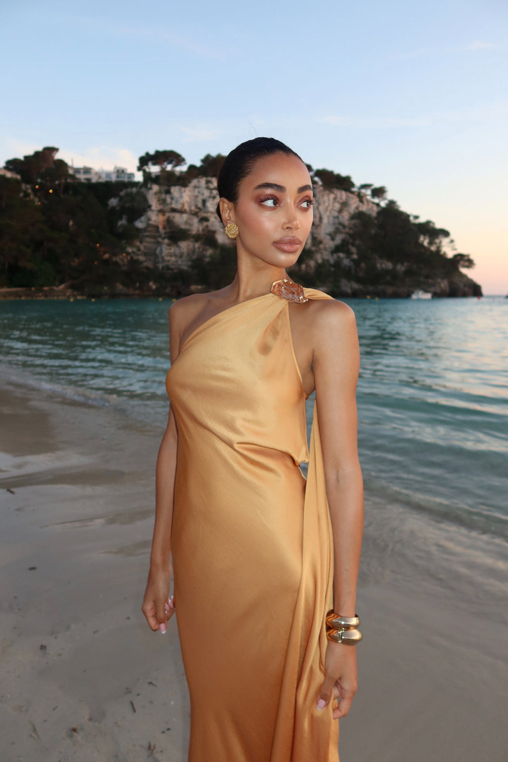 VESTIDO LARGO DORADO CON APLICACIÓN EN EL HOMBRO