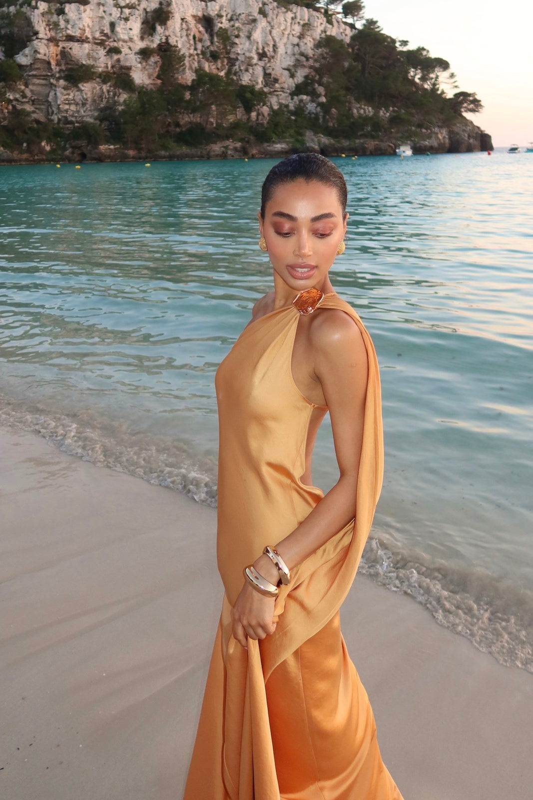 VESTIDO LARGO DORADO CON APLICACIÓN EN EL HOMBRO