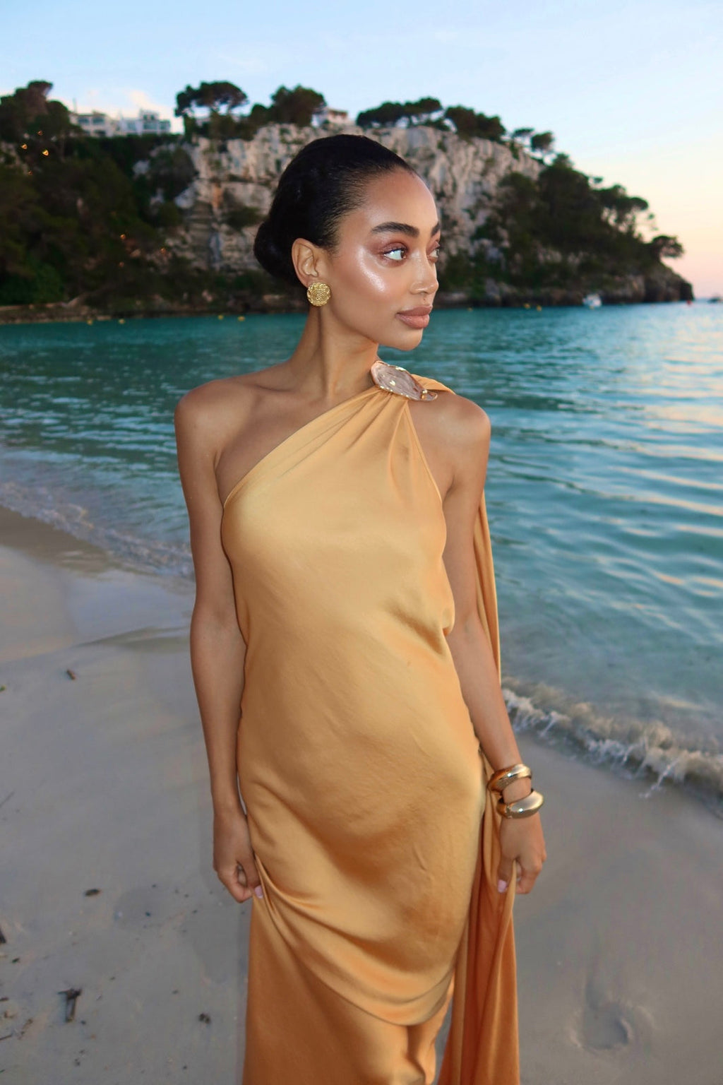 VESTIDO LARGO DORADO CON APLICACIÓN EN EL HOMBRO