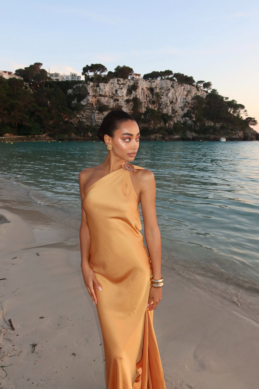VESTIDO LARGO DORADO CON APLICACIÓN EN EL HOMBRO