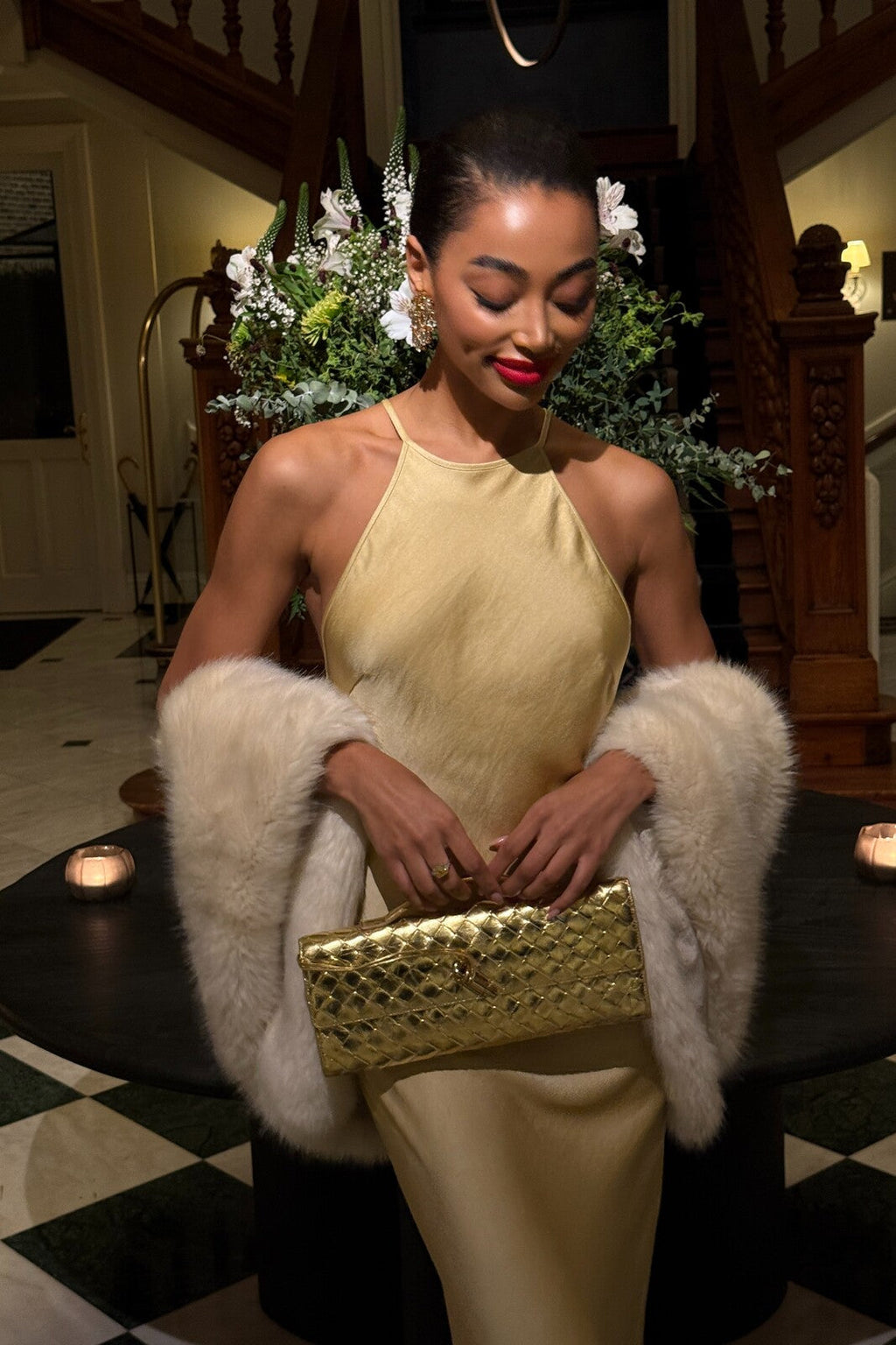 VESTIDO LARGO DORADO CON APLICACIÓN EN LA ESPALDA