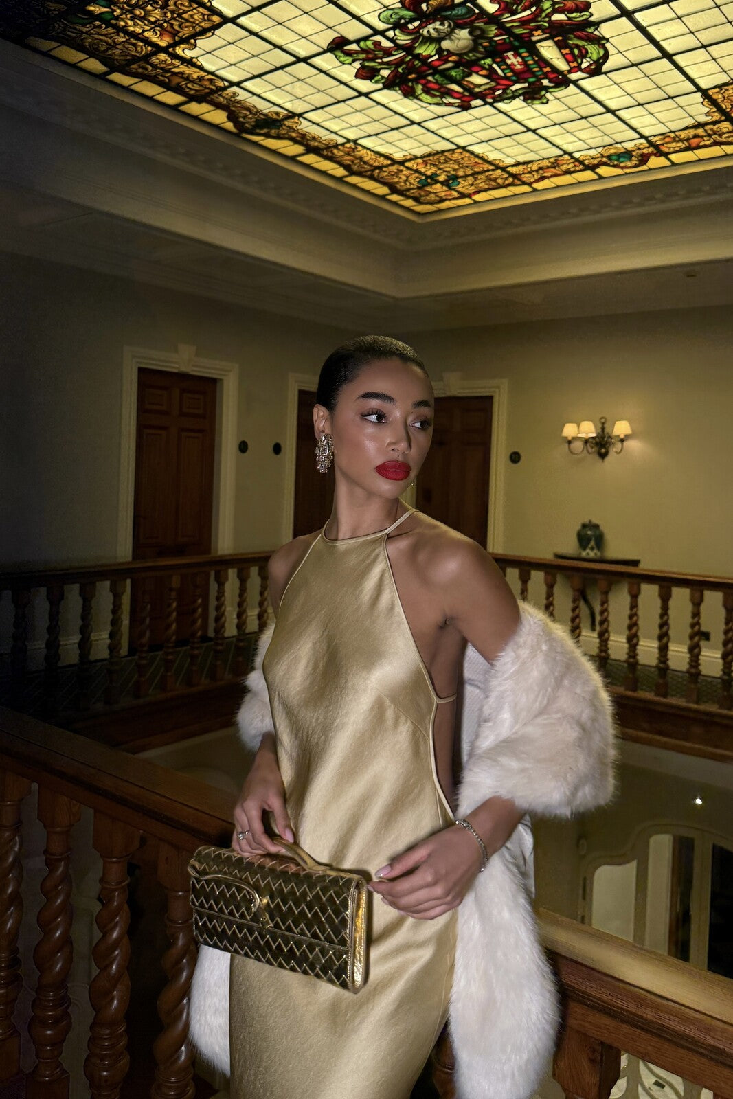 VESTIDO LARGO DORADO CON APLICACIÓN EN LA ESPALDA