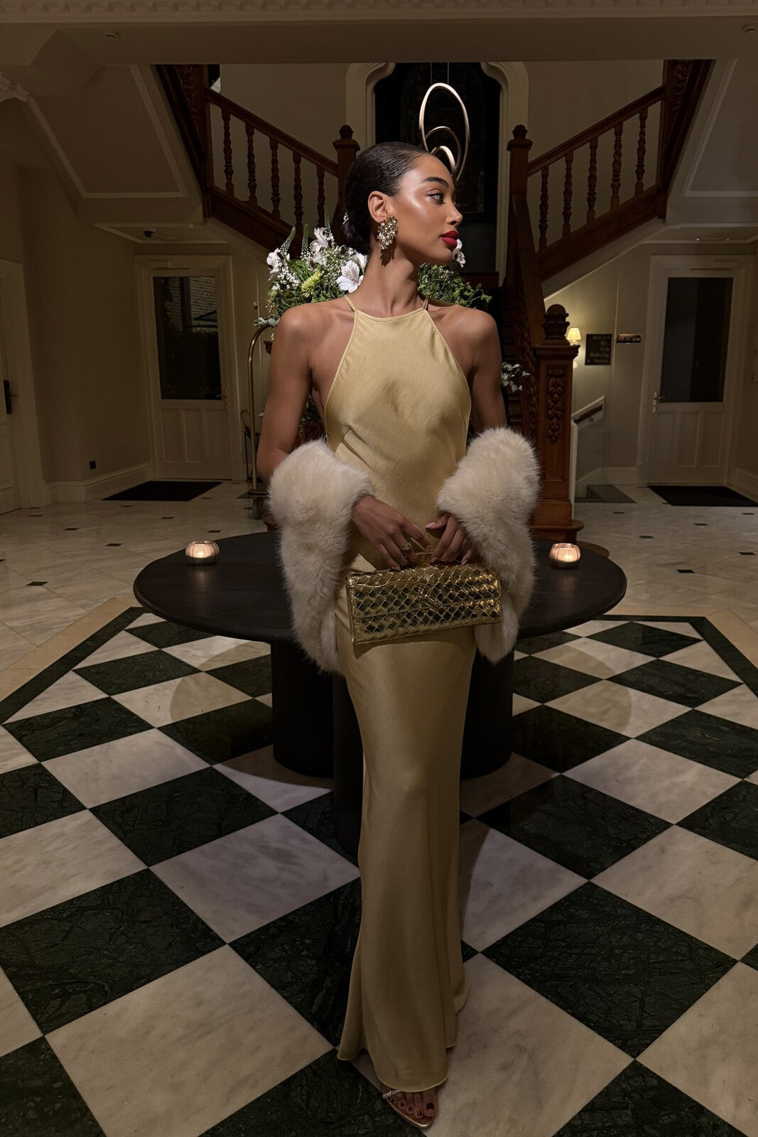 VESTIDO LARGO DORADO CON APLICACIÓN EN LA ESPALDA