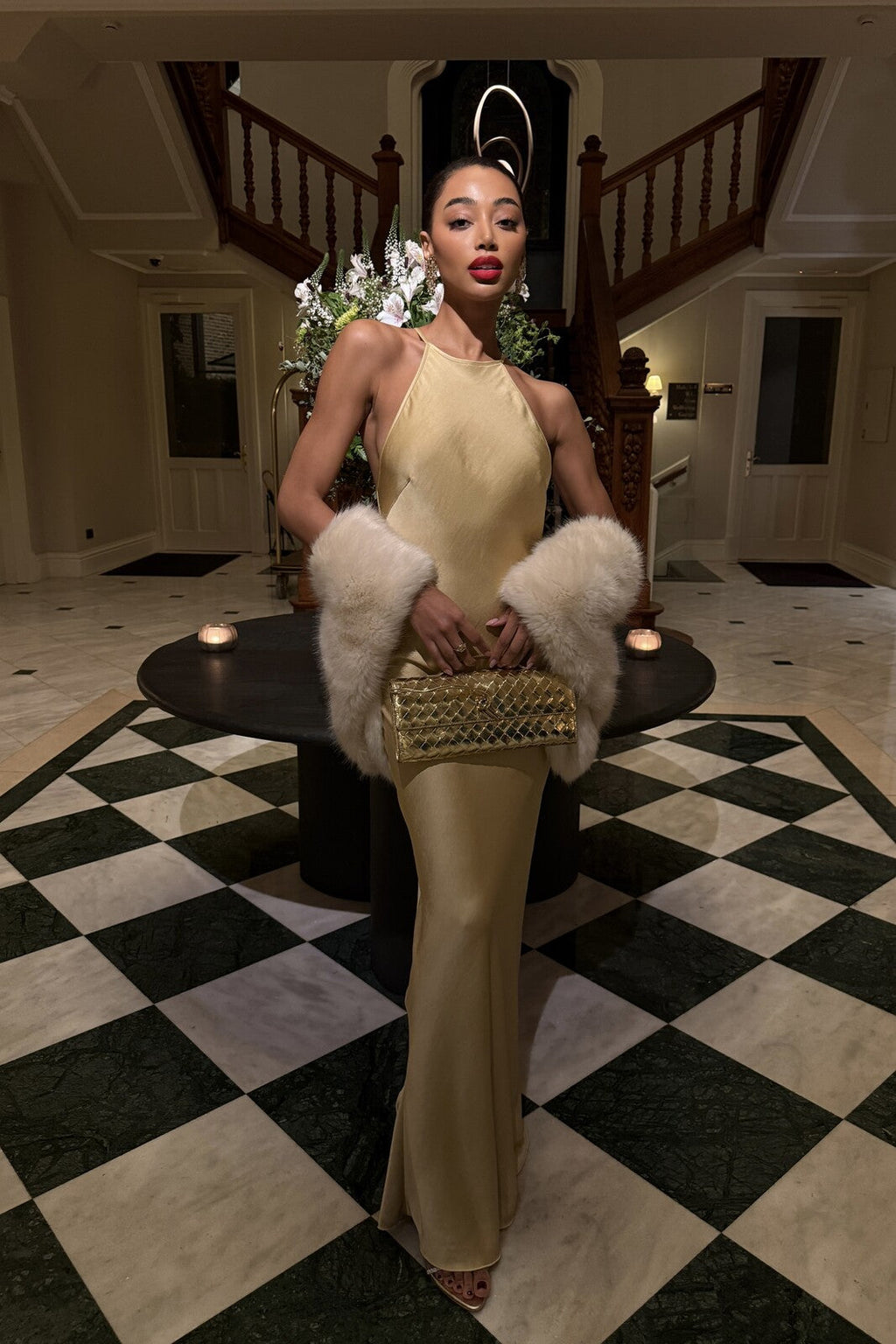 VESTIDO LARGO DORADO CON APLICACIÓN EN LA ESPALDA