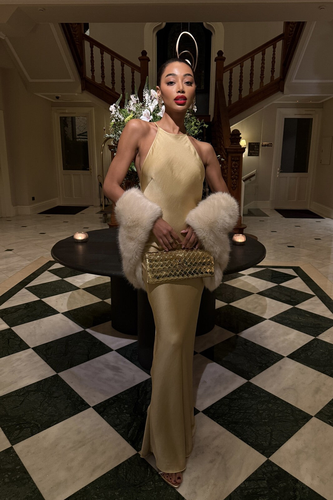 VESTIDO LARGO DORADO CON APLICACIÓN EN LA ESPALDA