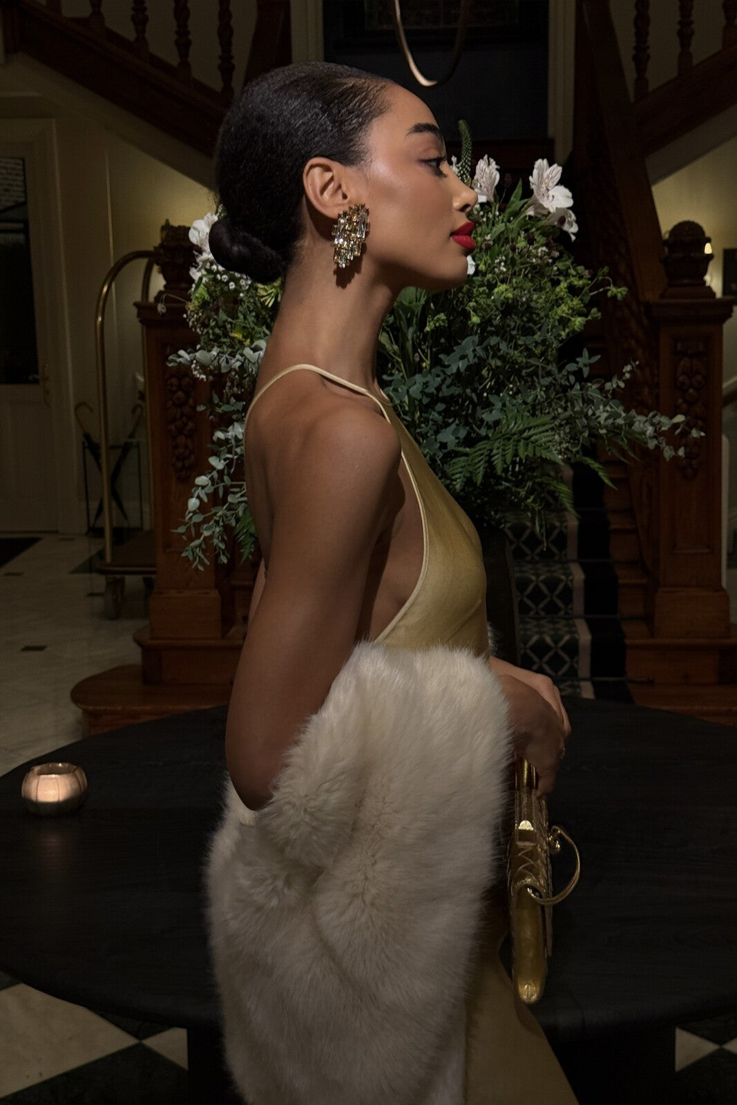 VESTIDO LARGO DORADO CON APLICACIÓN EN LA ESPALDA