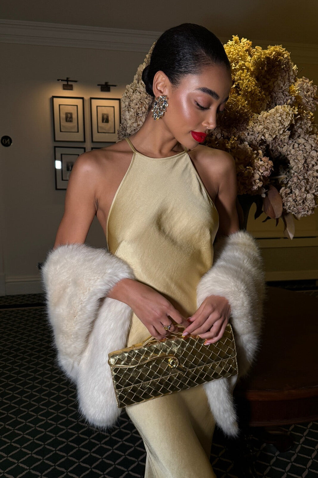 VESTIDO LARGO DORADO CON APLICACIÓN EN LA ESPALDA