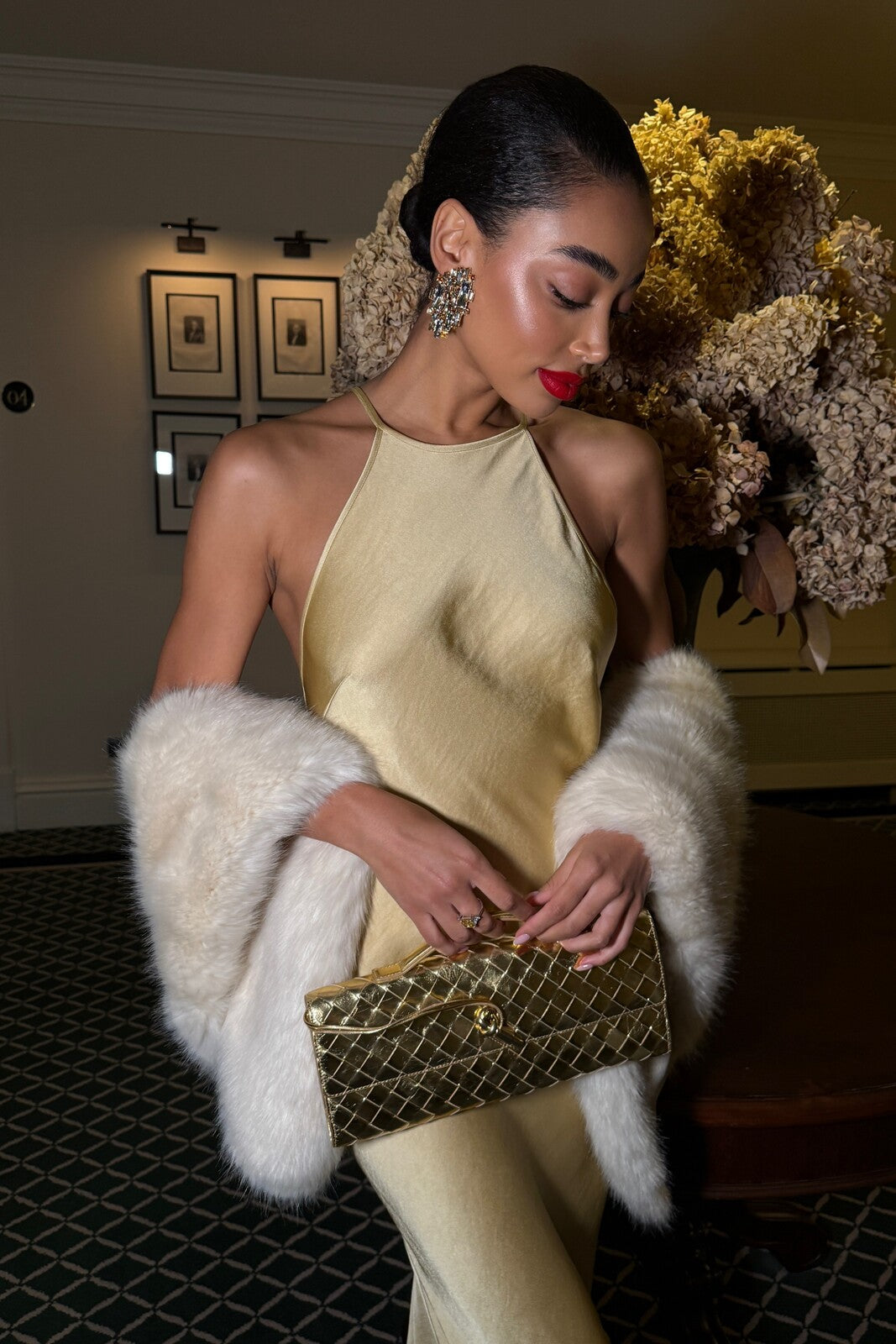 VESTIDO LARGO DORADO CON APLICACIÓN EN LA ESPALDA