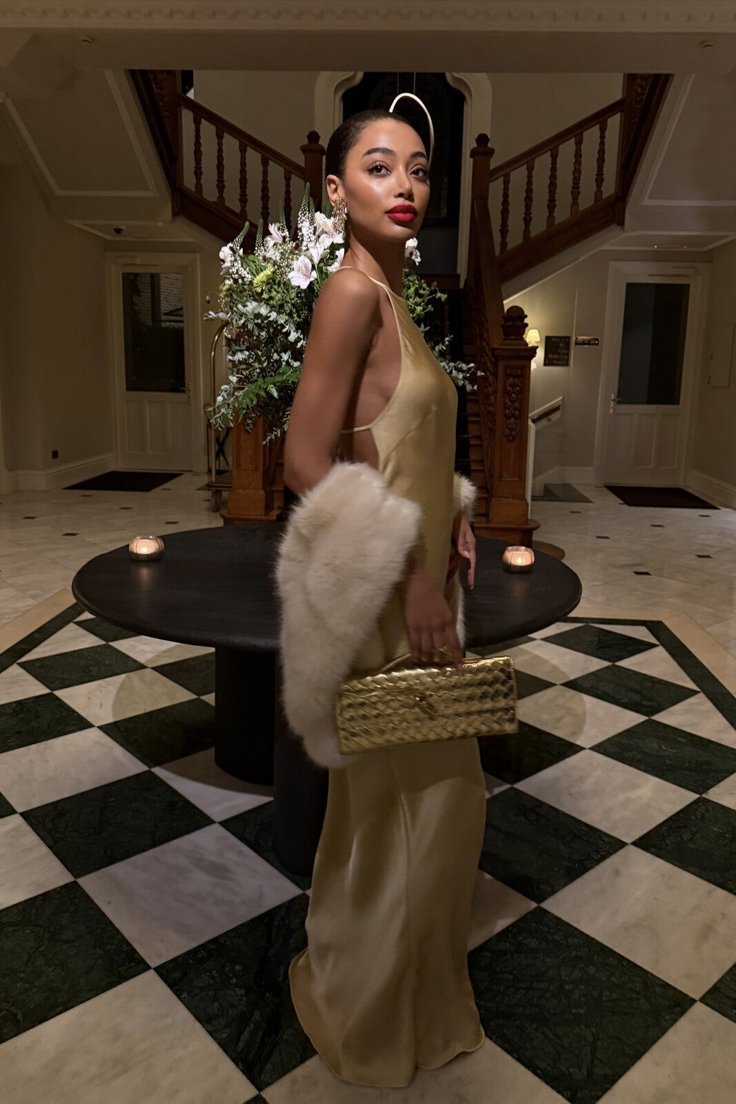 VESTIDO LARGO DORADO CON APLICACIÓN EN LA ESPALDA