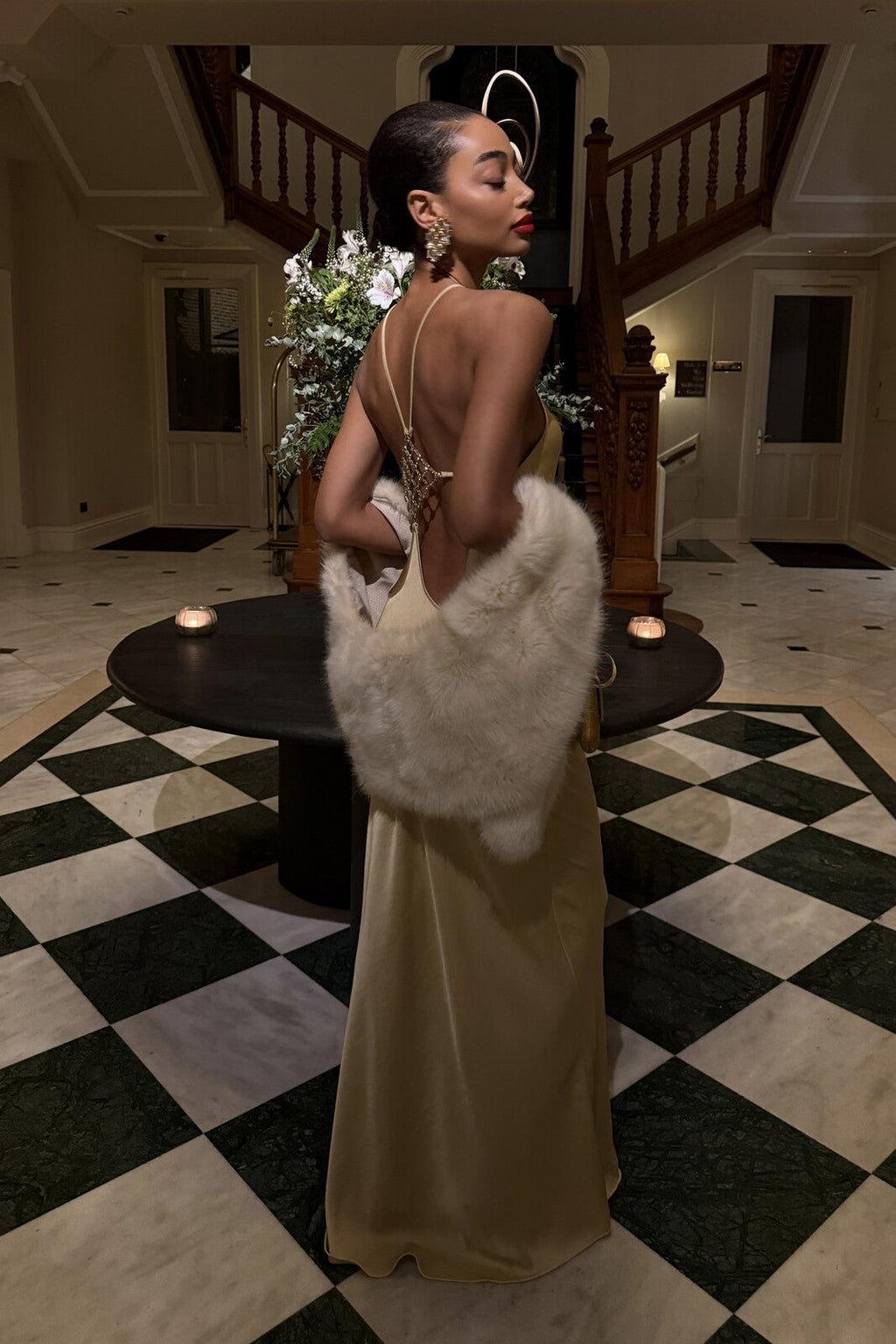 VESTIDO LARGO DORADO CON APLICACIÓN EN LA ESPALDA
