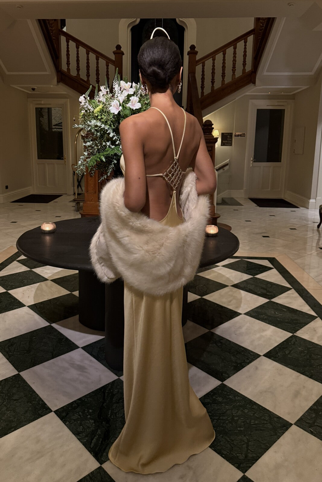 VESTIDO LARGO DORADO CON APLICACIÓN EN LA ESPALDA