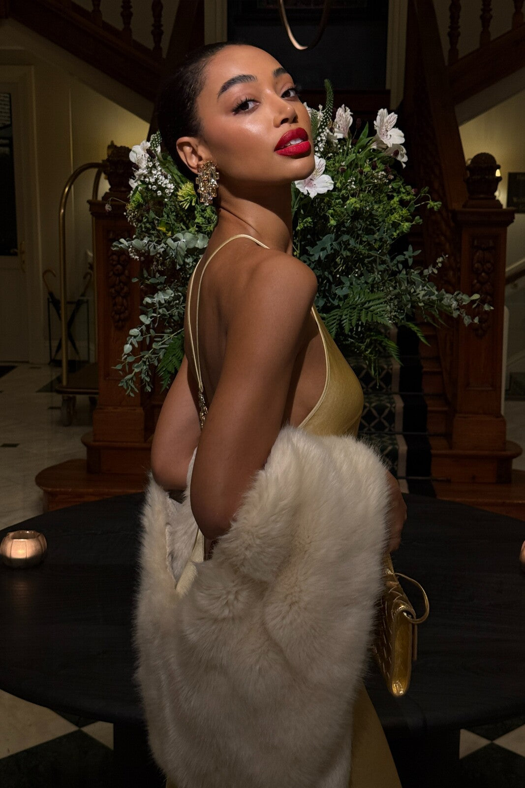 VESTIDO LARGO DORADO CON APLICACIÓN EN LA ESPALDA