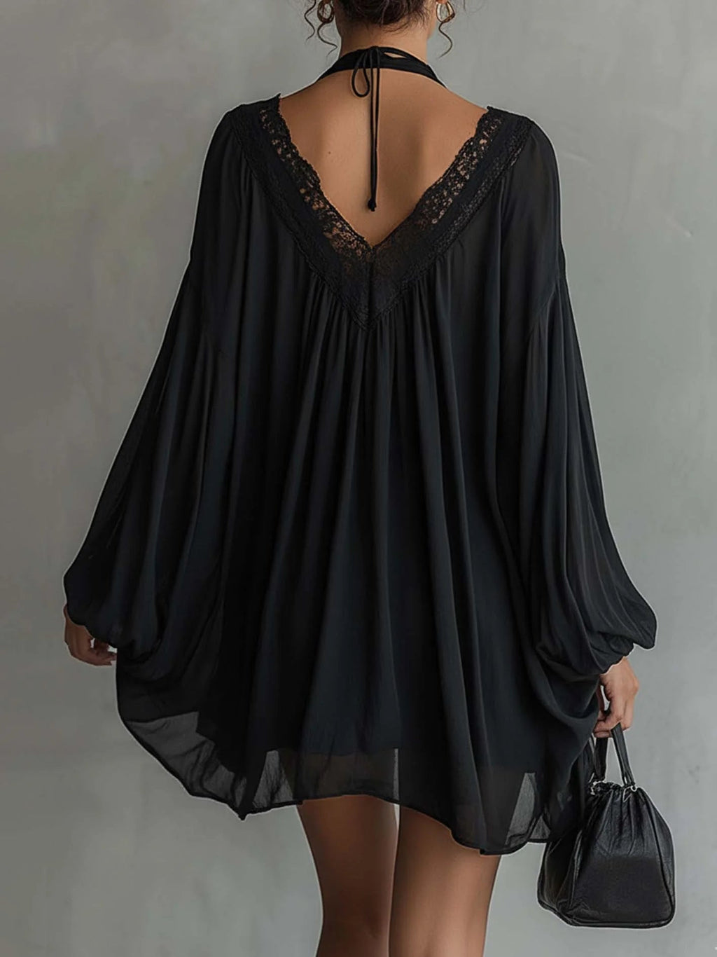 Mini Vestido de Chiffon Negro Halter con Escote de Encaje