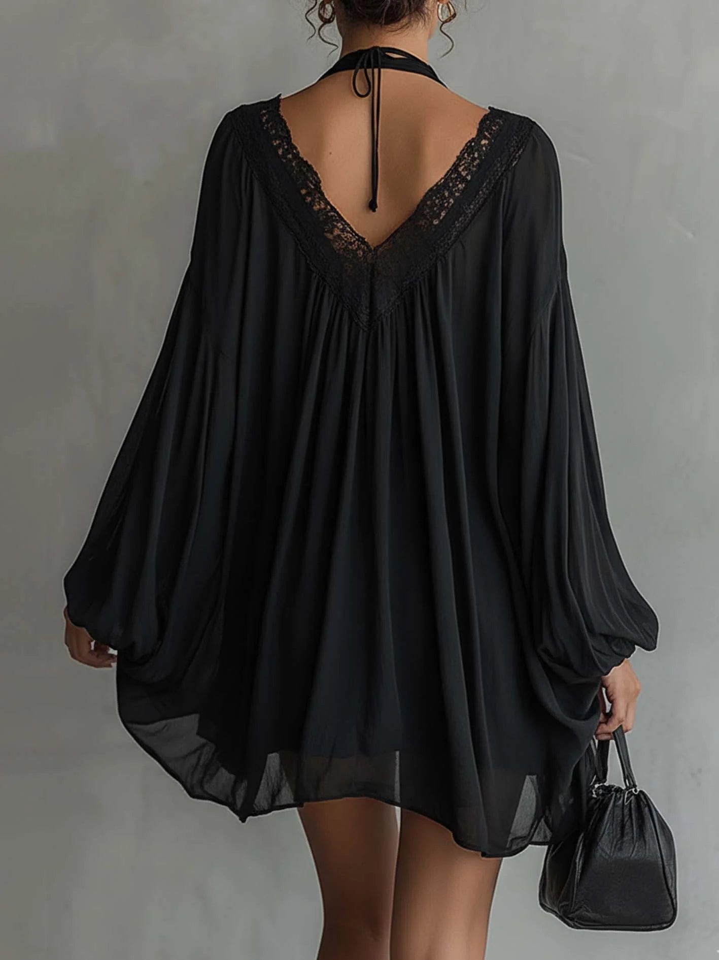 Mini Vestido de Chiffon Negro Halter con Escote de Encaje