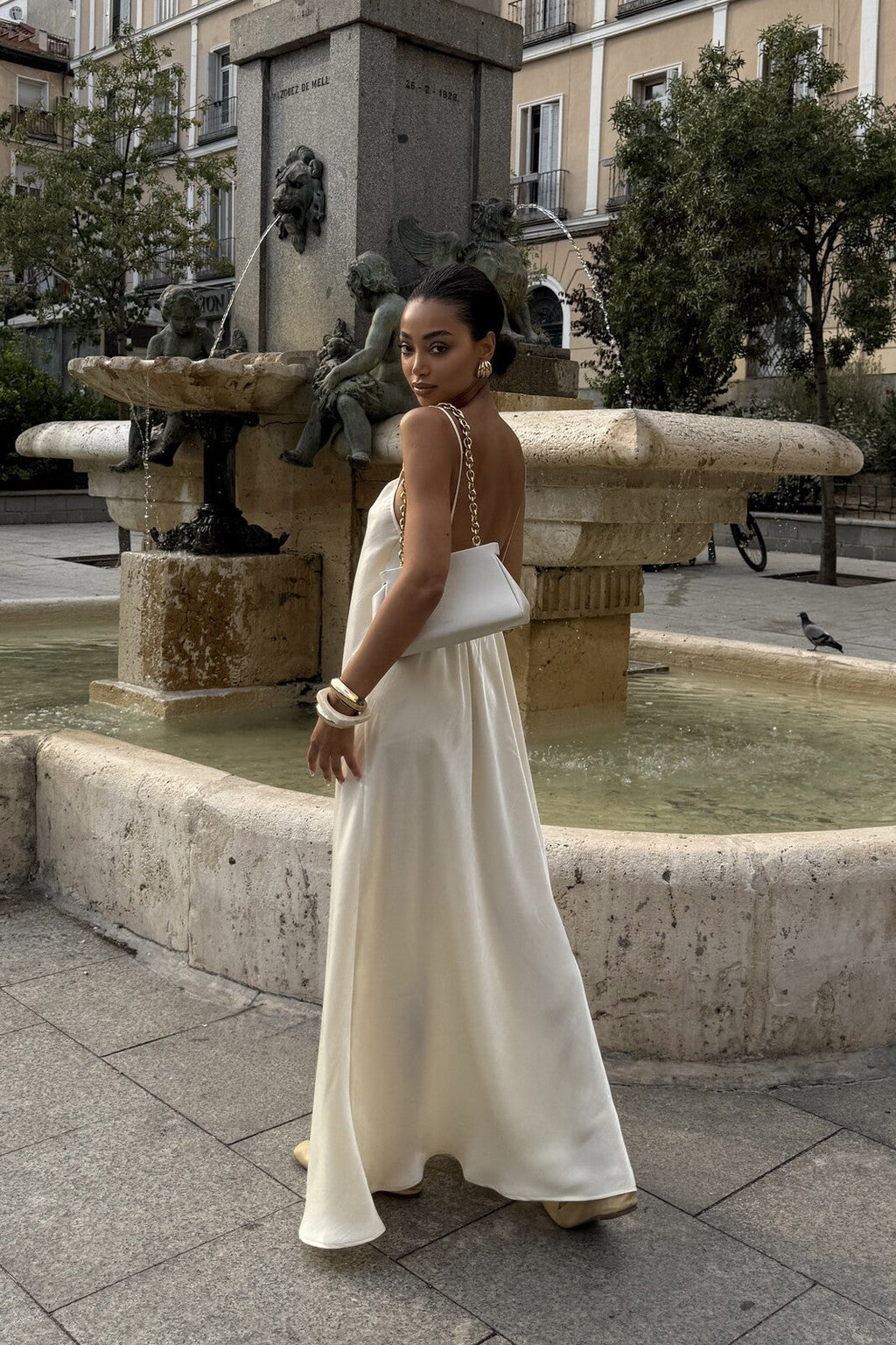 VESTIDO PERLA FLUIDO SATINADO MINIMALISTA