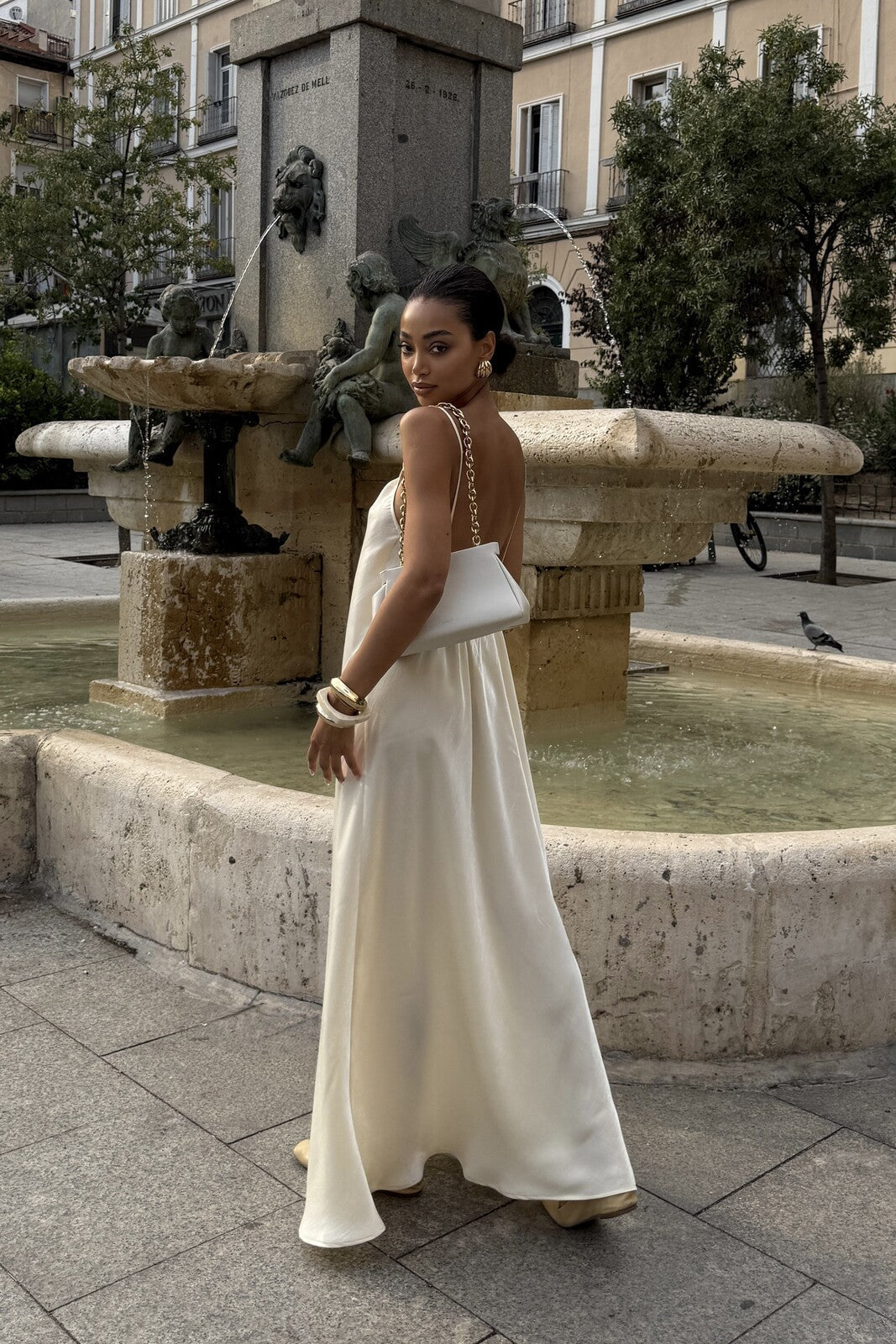 VESTIDO PERLA FLUIDO SATINADO MINIMALISTA