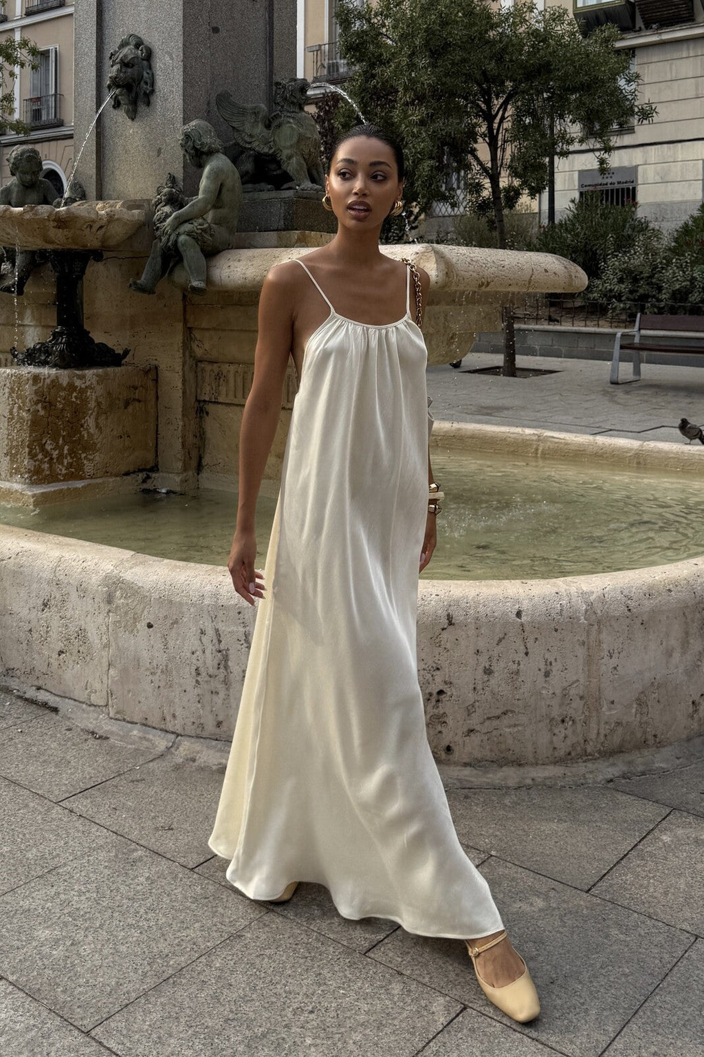 VESTIDO PERLA FLUIDO SATINADO MINIMALISTA
