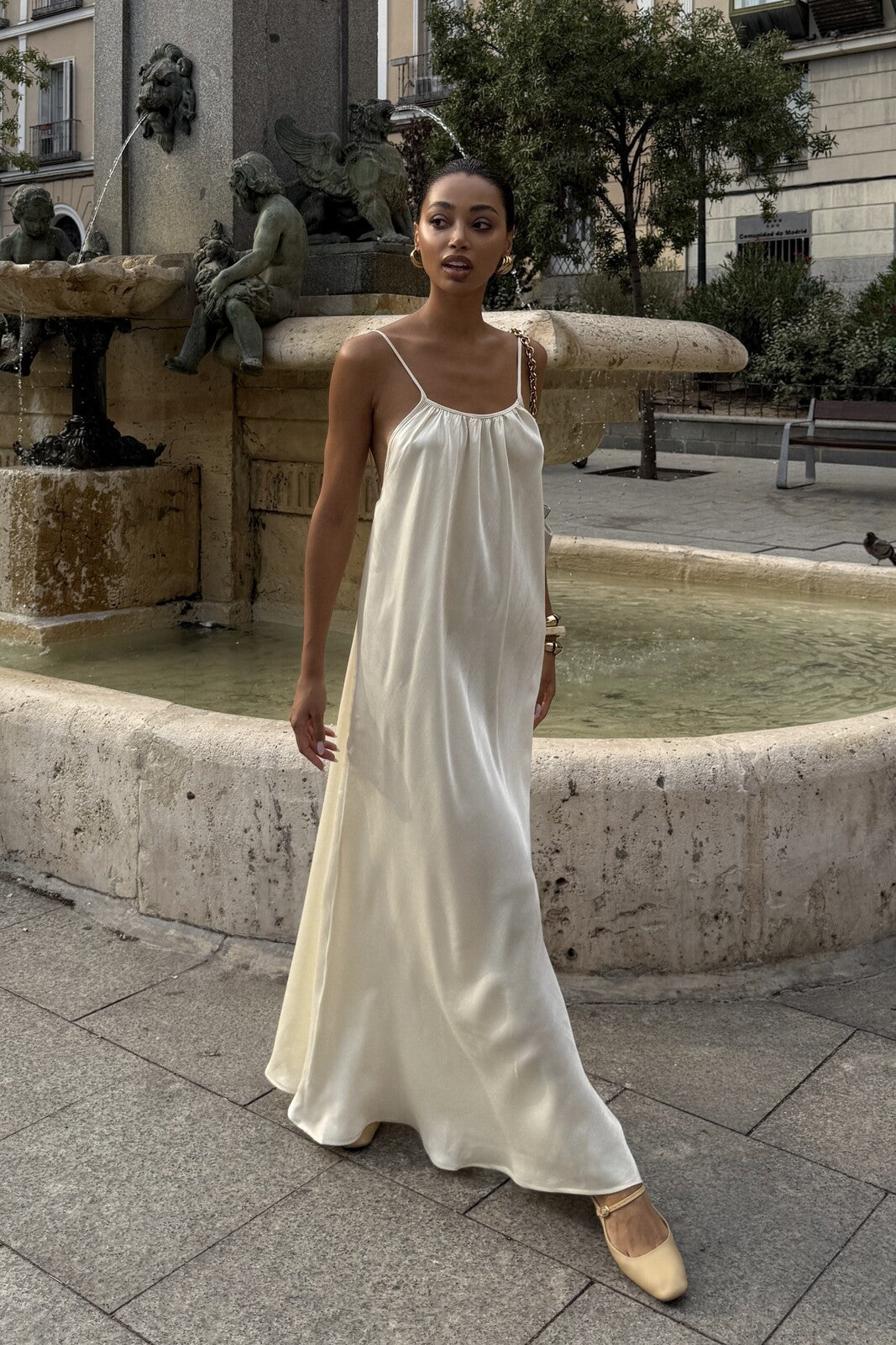 VESTIDO PERLA FLUIDO SATINADO MINIMALISTA