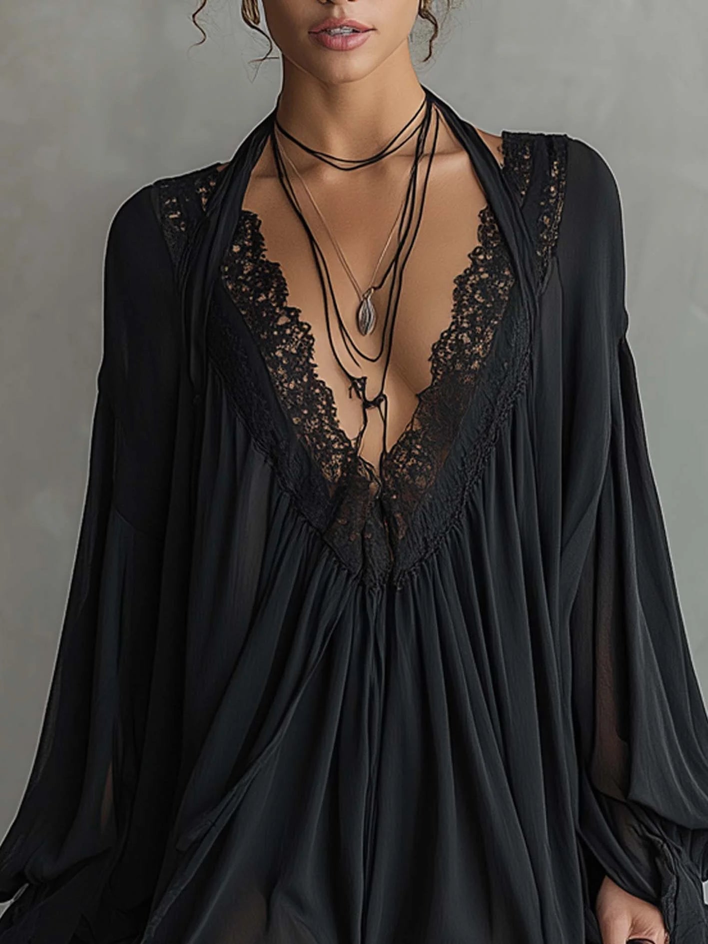 Mini Vestido de Chiffon Negro Halter con Escote de Encaje