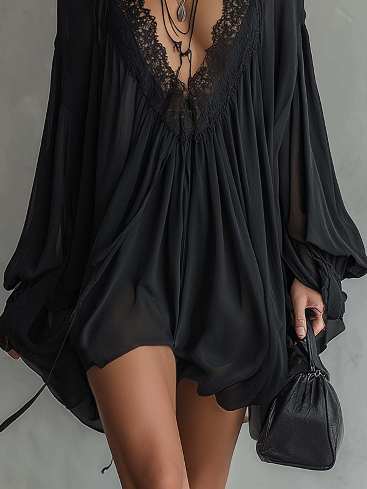 Mini Vestido de Chiffon Negro Halter con Escote de Encaje