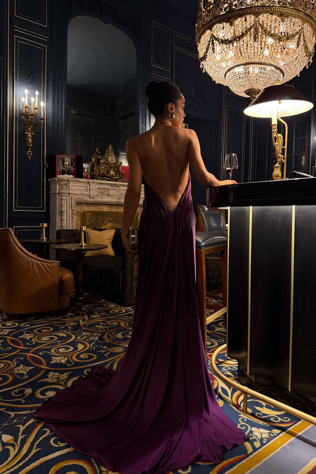 VESTIDO VIOLETA CON APLICACIÓN EN EL CUELLO Y ESPALDA ABIERTA