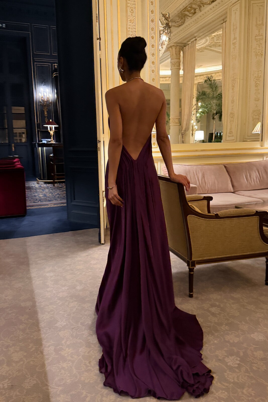 VESTIDO VIOLETA CON APLICACIÓN EN EL CUELLO Y ESPALDA ABIERTA