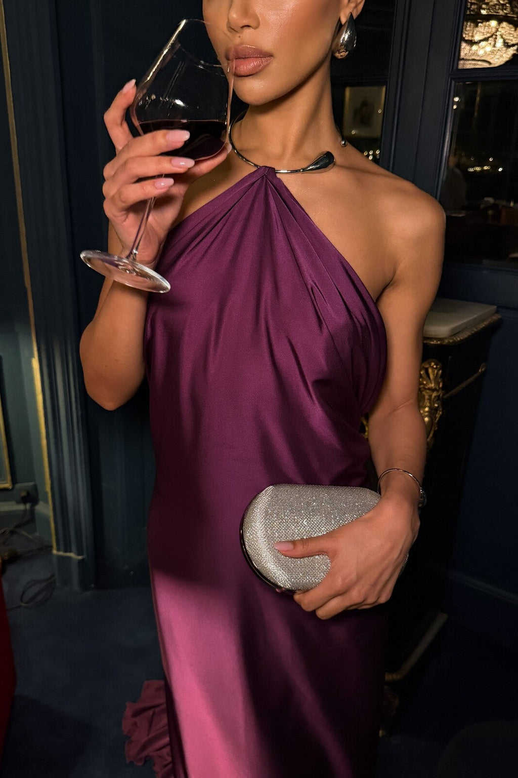 VESTIDO VIOLETA CON APLICACIÓN EN EL CUELLO Y ESPALDA ABIERTA