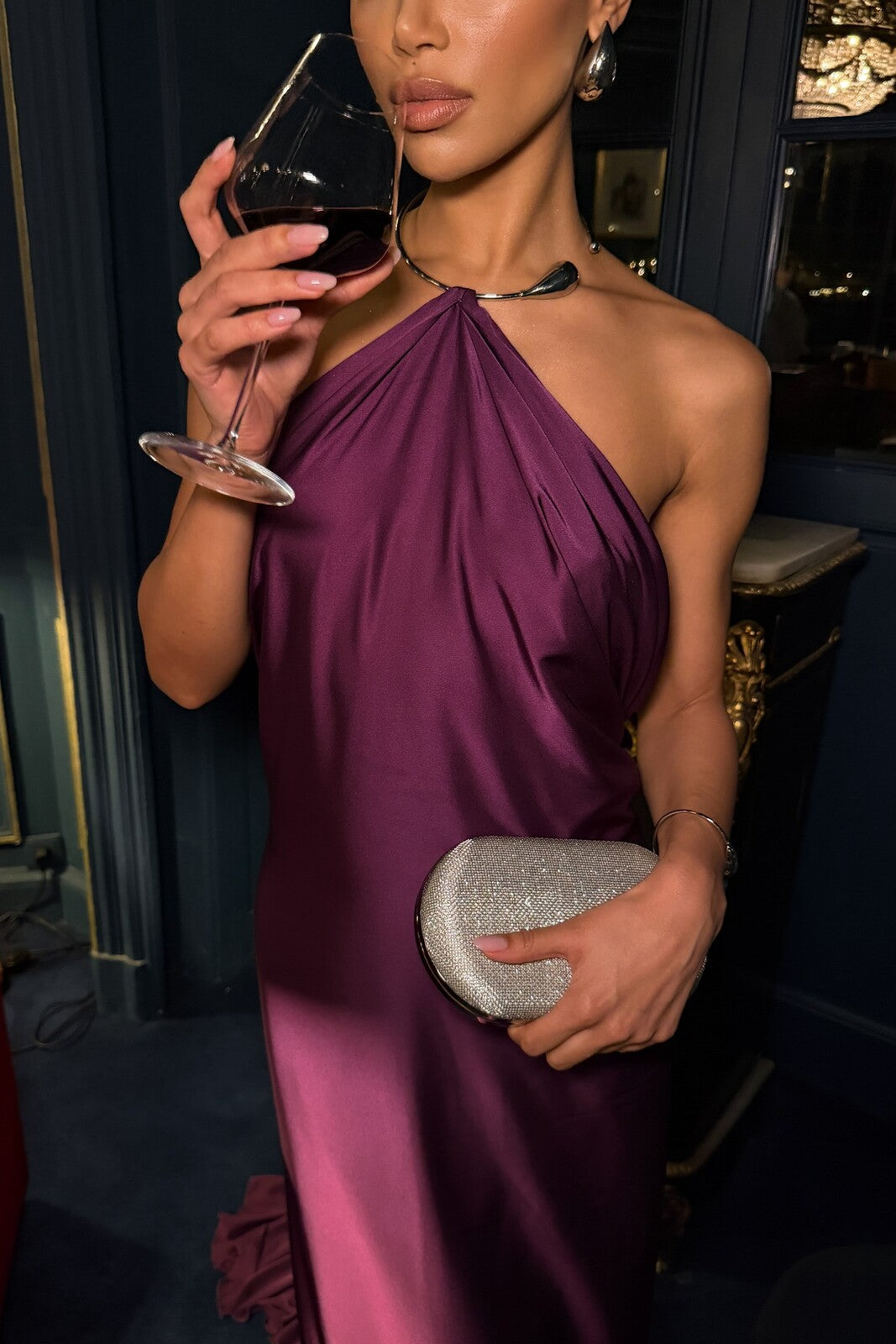 VESTIDO VIOLETA CON APLICACIÓN EN EL CUELLO Y ESPALDA ABIERTA