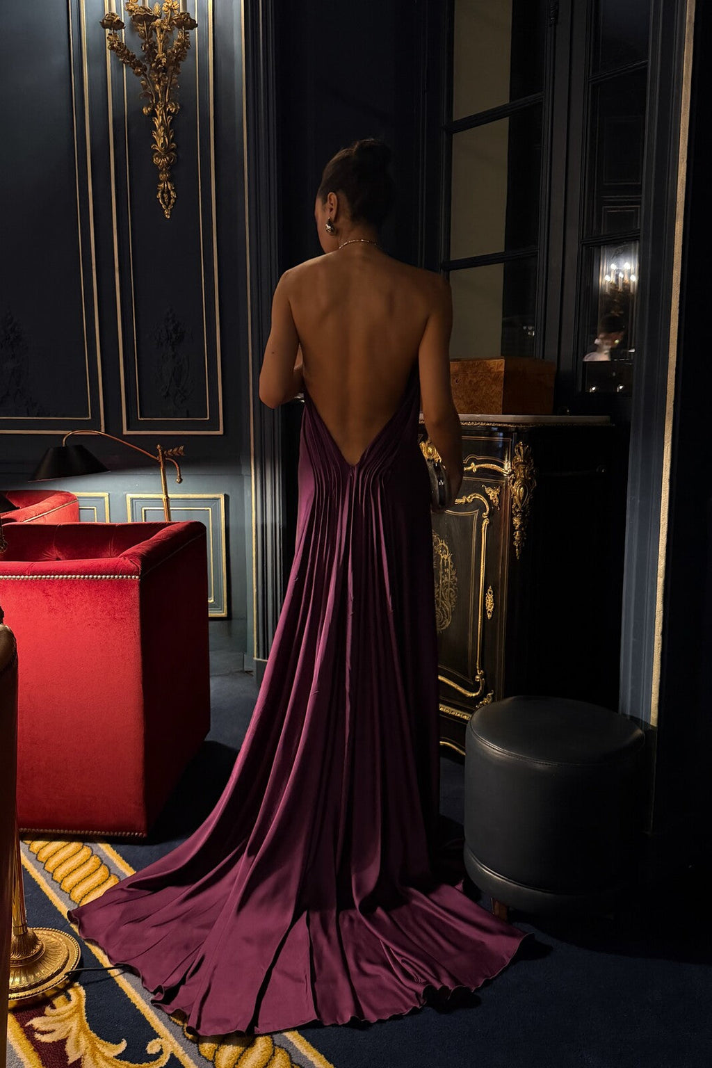 VESTIDO VIOLETA CON APLICACIÓN EN EL CUELLO Y ESPALDA ABIERTA