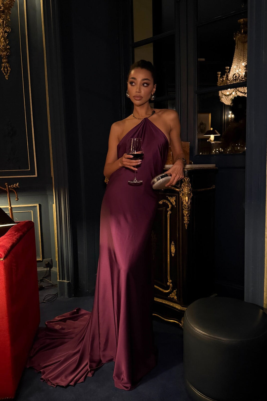 VESTIDO VIOLETA CON APLICACIÓN EN EL CUELLO Y ESPALDA ABIERTA