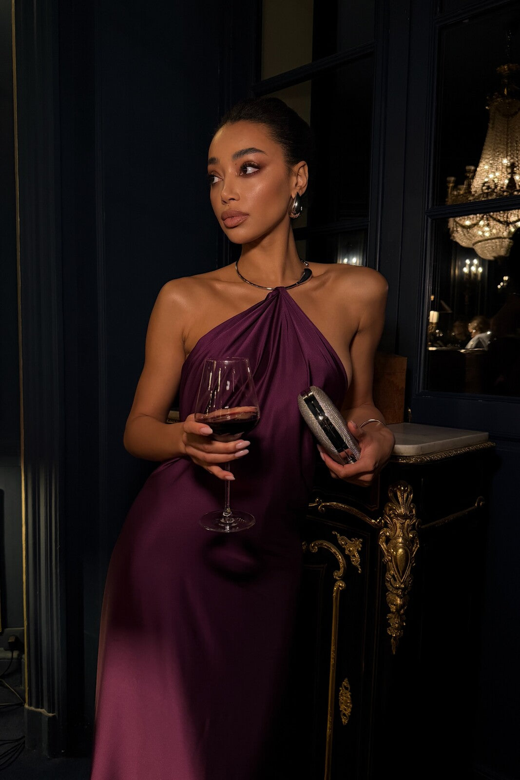 VESTIDO VIOLETA CON APLICACIÓN EN EL CUELLO Y ESPALDA ABIERTA