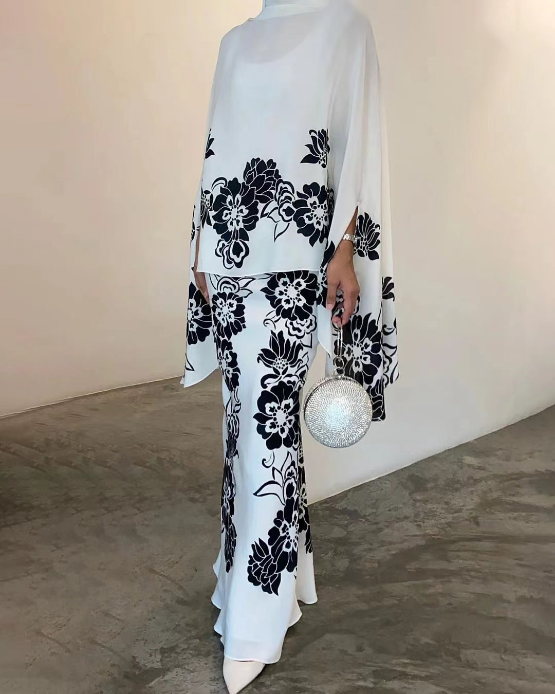 CONJUNTO ELEGANTE FLORAL CON CUELLO ALTO Y CORTE SLIM