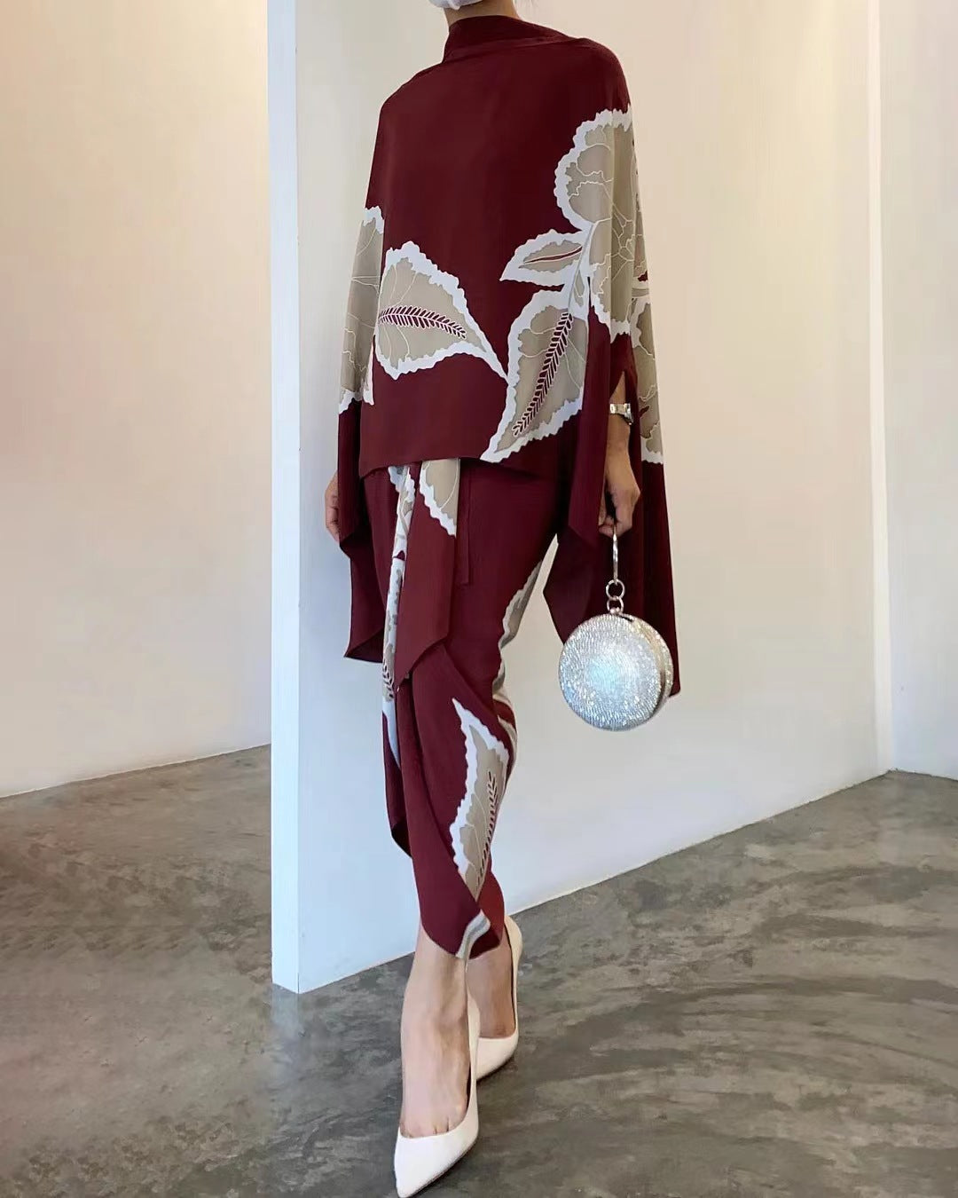 CONJUNTO ELEGANTE FLORAL CON CUELLO ALTO Y CORTE SLIM