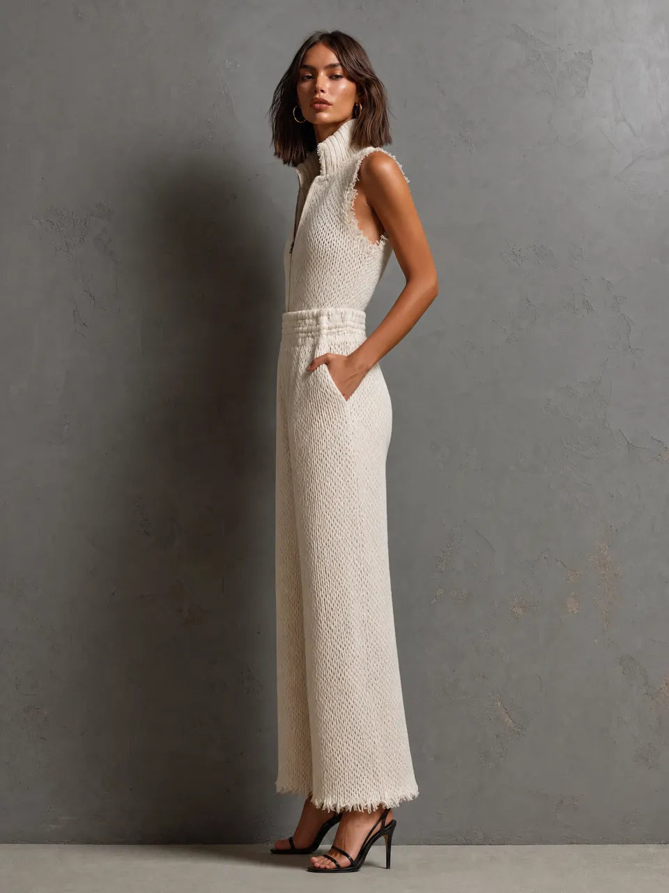 Mono Chic Elegante Blanco Crema con Cuello Alto, Media Cremallera y Borde Deshilachado