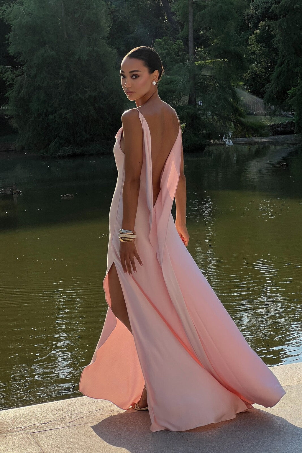 VESTIDO ROSA ESCOTE ESPALDA PRONUNCIADO