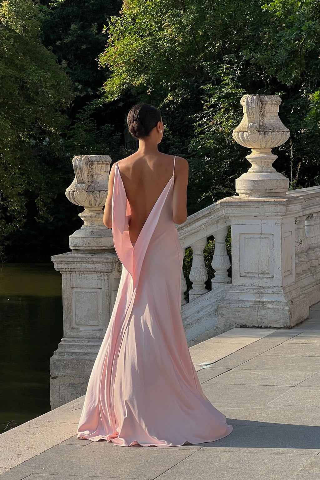 VESTIDO ROSA ESCOTE ESPALDA PRONUNCIADO