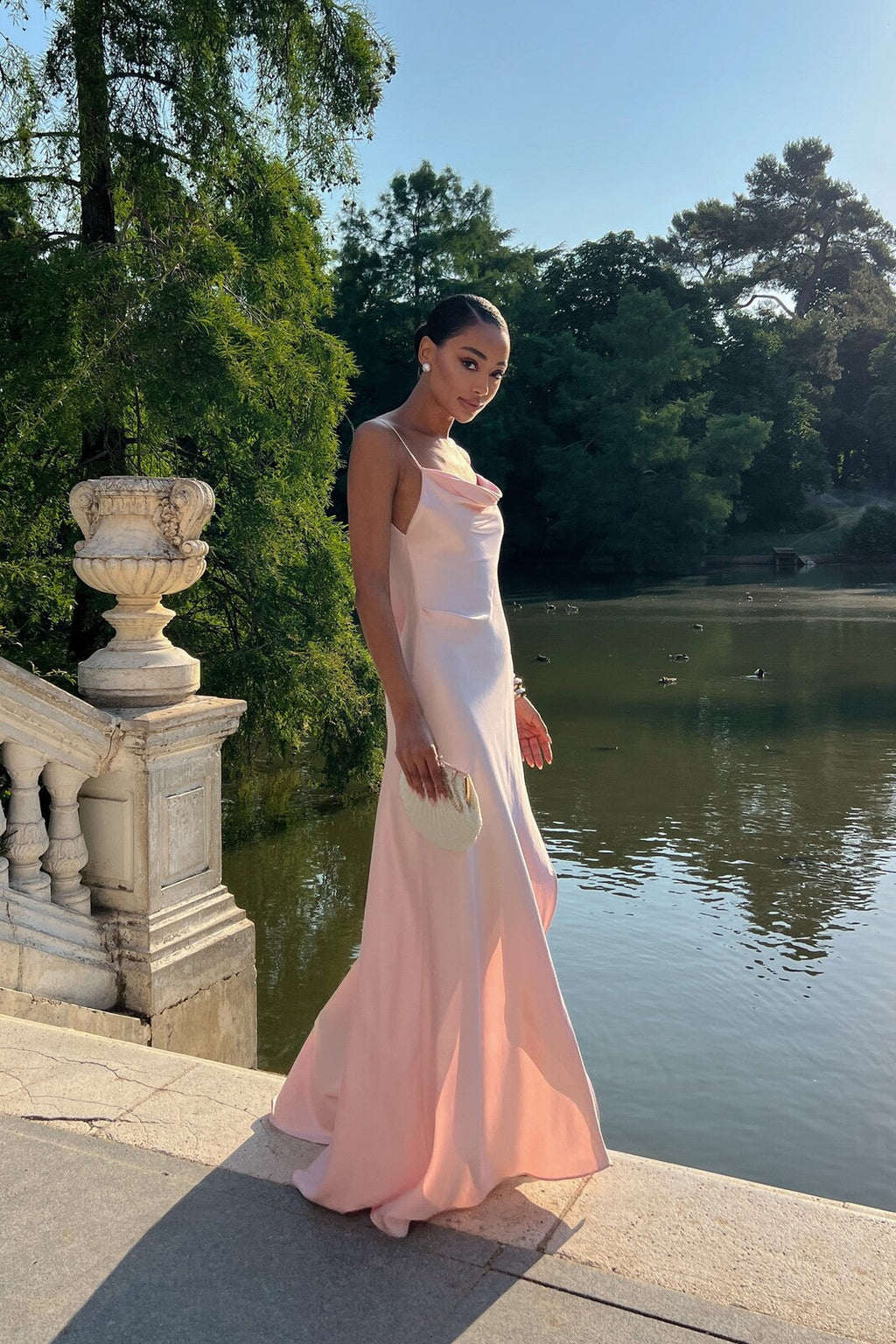 VESTIDO ROSA ESCOTE ESPALDA PRONUNCIADO