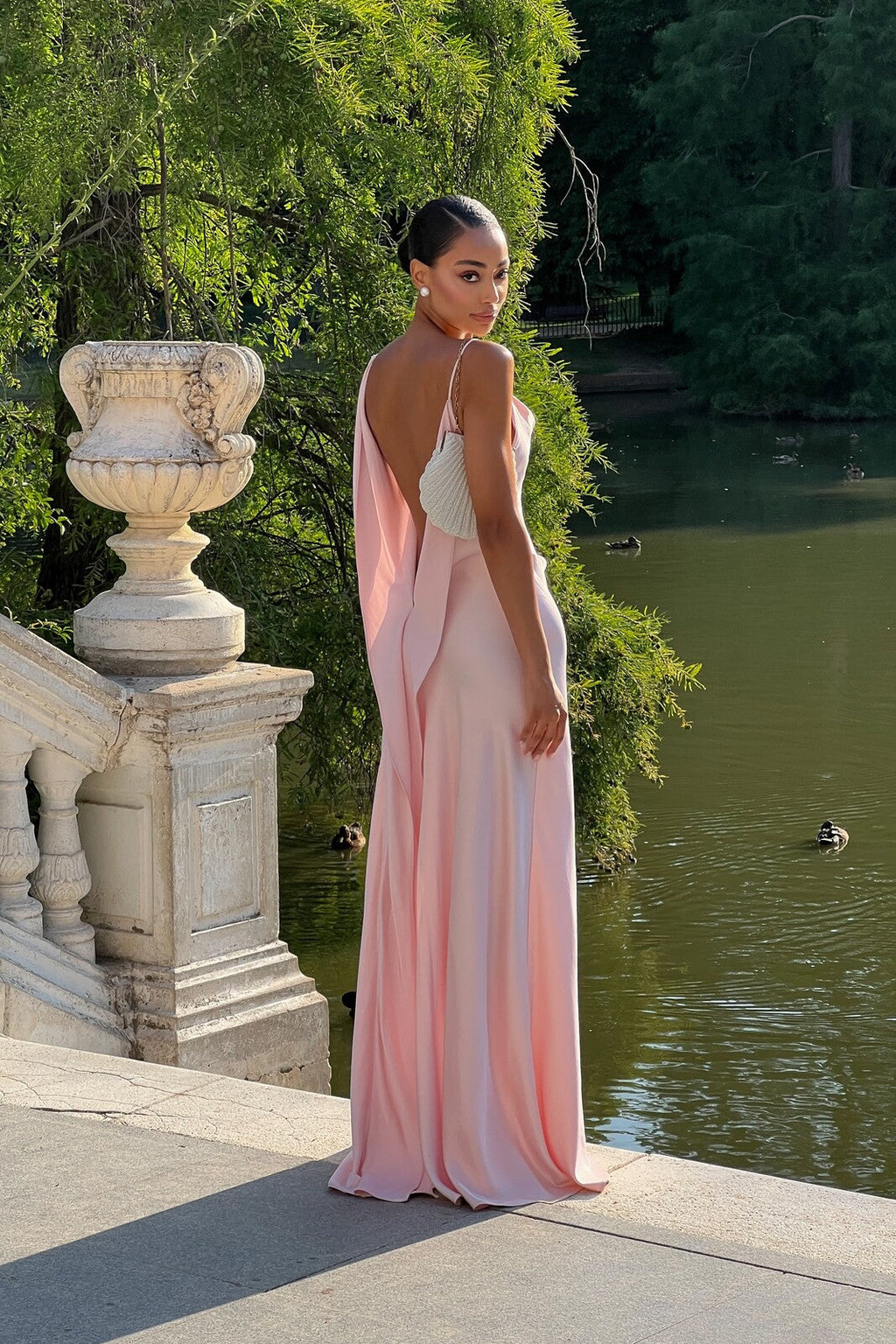 VESTIDO ROSA ESCOTE ESPALDA PRONUNCIADO