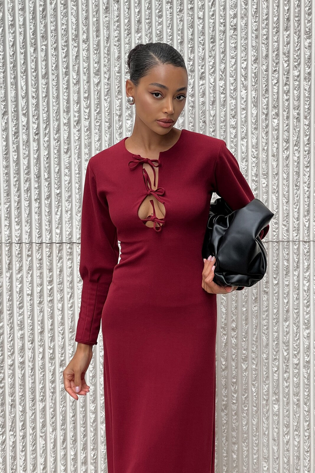VESTIDO LARGO BURDEOS ESCOTE CON LAZO
