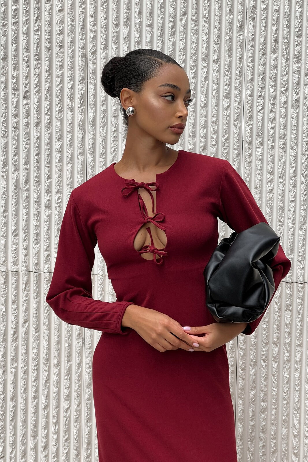 VESTIDO LARGO BURDEOS ESCOTE CON LAZO