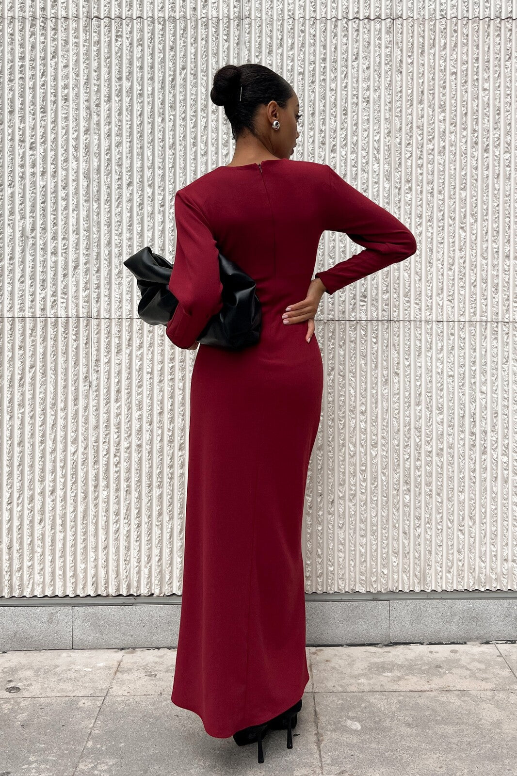 VESTIDO LARGO BURDEOS ESCOTE CON LAZO