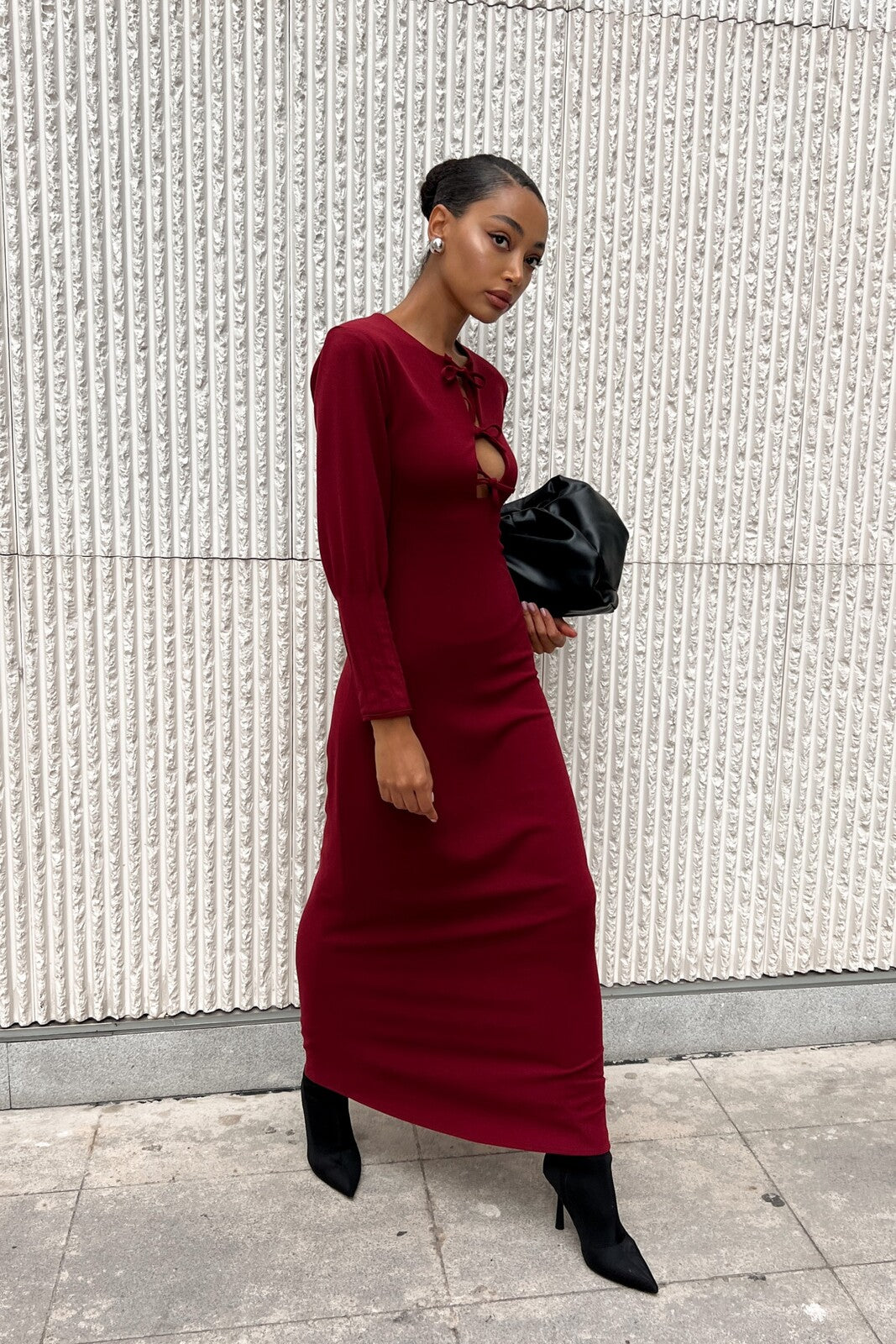 VESTIDO LARGO BURDEOS ESCOTE CON LAZO